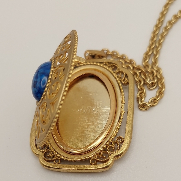 Avon 70's 'Yesteryear' Gold-Tone Photo Locket Necklace Blue Stone Pendant EVC - Picture 14 of 17